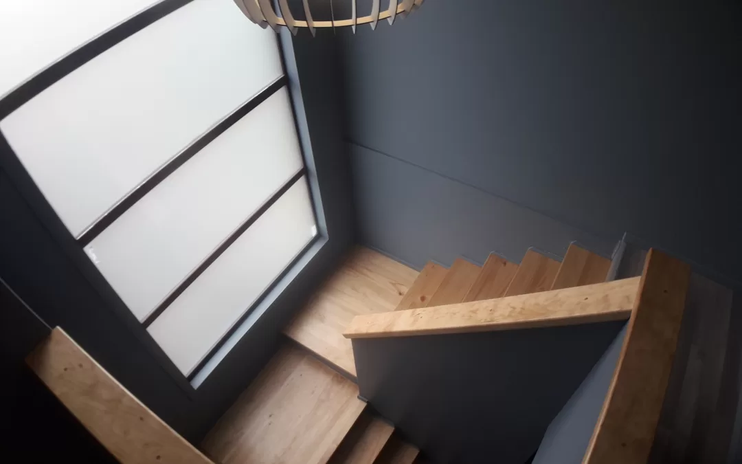 Escaleras con ventanal en el descanso