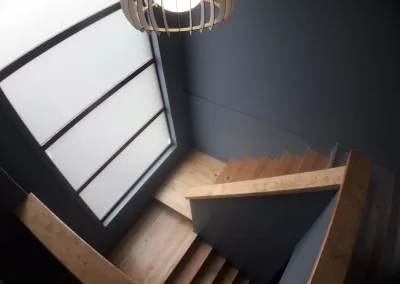 Escaleras con ventanal en el descanso