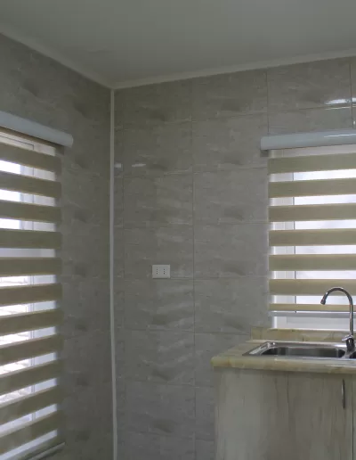 Lavaplatos doble cercano a salida al patio